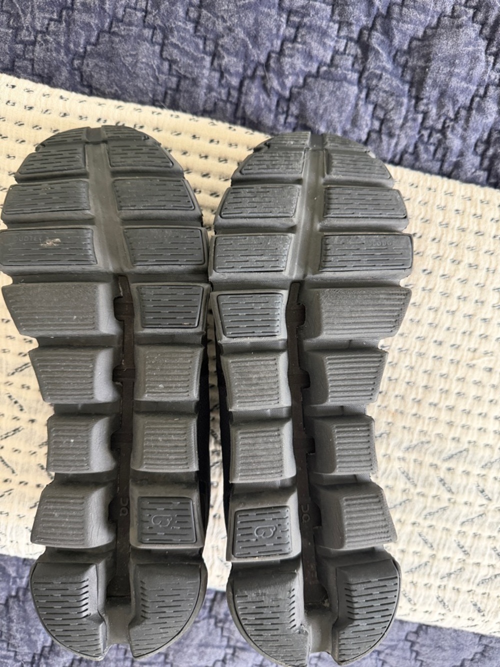 On Cloud Athletic Sneakers - Womens Black size 9.5 - Picture 4 of 4
